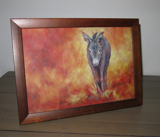 Schilderij van Ezel tegen sfeervolle kleurrijke achtergrond. Ingelijst schilderij ezeltje Atelier for Hope
